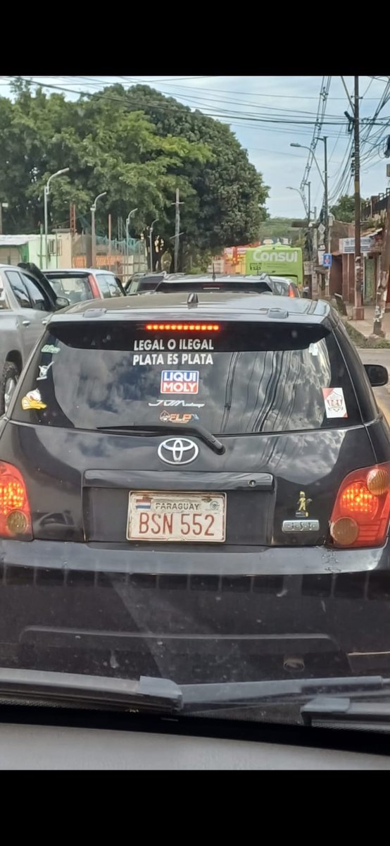 La mitad de la economía paraguaya es negra, de origen sospechoso y con tanto poder político que muchos se ufanan de presumirla y de ejercerla. El retrato del país de los sobres, los maletines y...los sicarios. Después no se diga que no fueron advertidos. La calcomanía es clara.