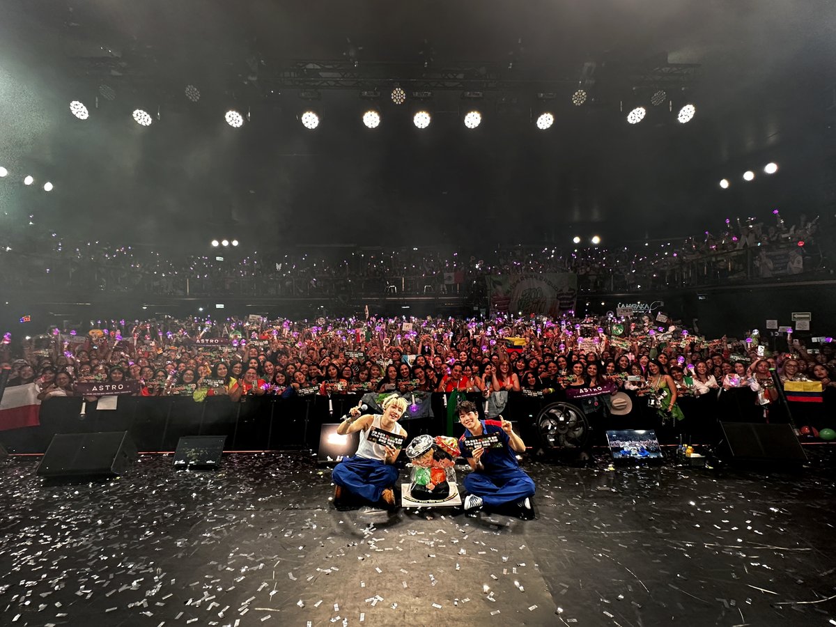 ASTRO_Staff's tweet photo. [📸] 🌟251105 [Roll The Dice] in MEXICO CITY🌟

🧡멕시코 아로하와 함께라서
주니지니의 마음은 항상 축제가 열리는 Utopia💚

🧡With Mexico AROHA,
ZOONIZINI’s heart is always a festival in Utopia 💚

#주니지니 #ZOONIZINI
#DICE #RollTheDice
#아스트로 #ASTRO #아로하 #AROHA https://t.co/aUUZkPq9qy