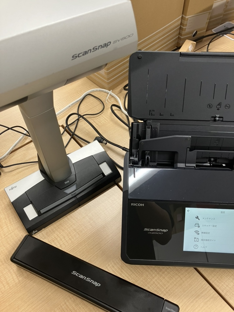 ryukyu_group_pr's tweet image. ScanSnapアンバサダー（@ScanSnapJP）就任したさー！ アンバサダーの名に恥じず、色々発信していくさー！ ちなみに弊社で活躍しているのはこのお三方！ メインの卓上型はもちろん、モバイル型、オーバーヘッド型もあるさー！