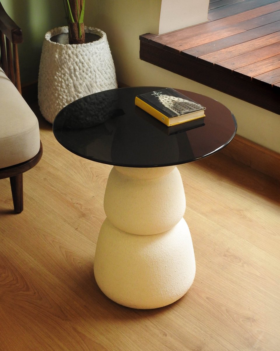 myhomecanvas's tweet image. Elevate your afternoon with design that delights! ✨

The organic, textured base meets a sleek black glass top. A captivating contrast, perfect for your mid-week coffee or favorite read.

#HomeDecor #DesignInspo #SideTable #Homecanvas