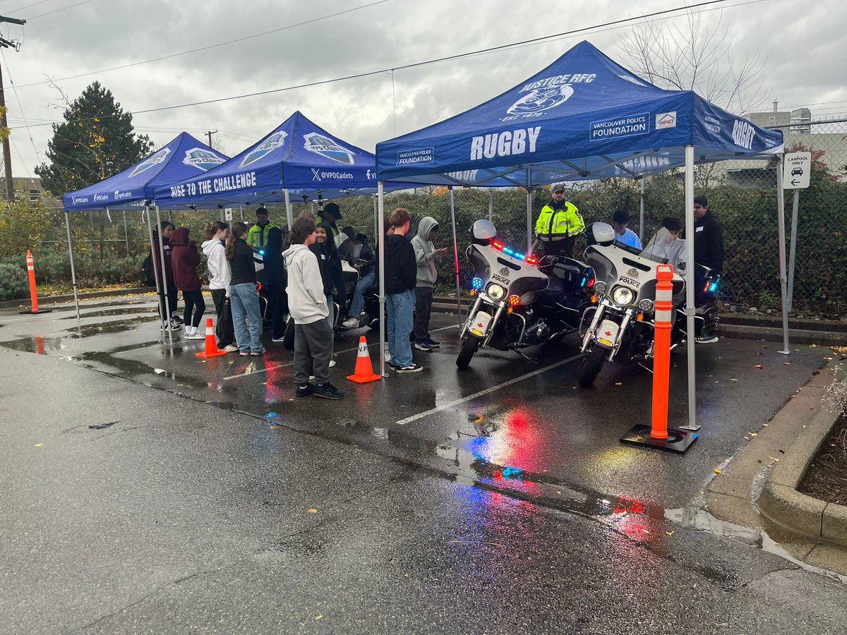 VPDTrafficUnit's tweet image. VPD Enforcement members take a break to educate Grade 9 students during #TakeYourKidsToWorkDay . So great to spend time with enthusiastic youth! #YouthAtWork