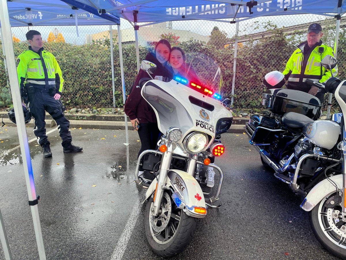 VPDTrafficUnit's tweet image. VPD Enforcement members take a break to educate Grade 9 students during #TakeYourKidsToWorkDay . So great to spend time with enthusiastic youth! #YouthAtWork