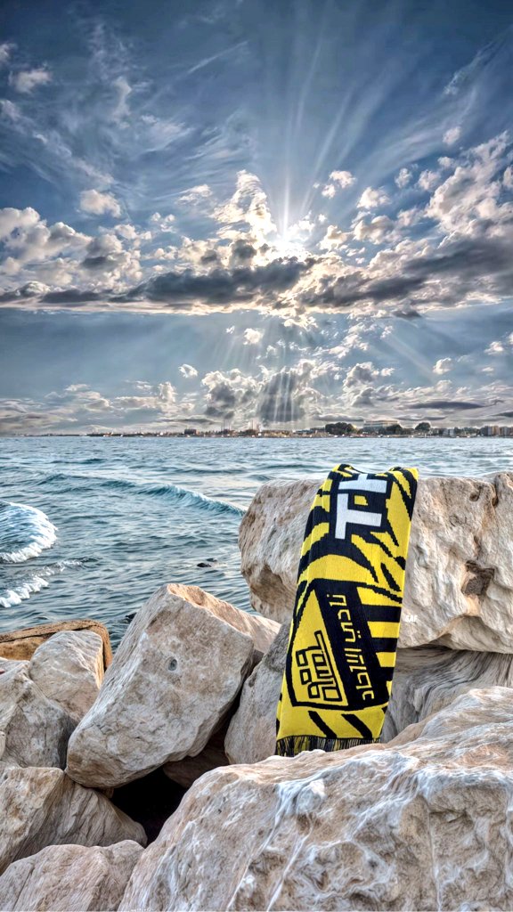 صباح جدة حيث البحر يحكي للنسيم اسرار العشاق .
شمسٌ و بحرٌ وموجٌ يلامس القلوب .
 أما الأرض والرمال أعلنت ولاءها المُطلق للأصفر والأسود . 🖤💛

#صباح_الخير ي إتحاد 🫶🏻🌹
#الاتحاد
#مجلس_الماسترز