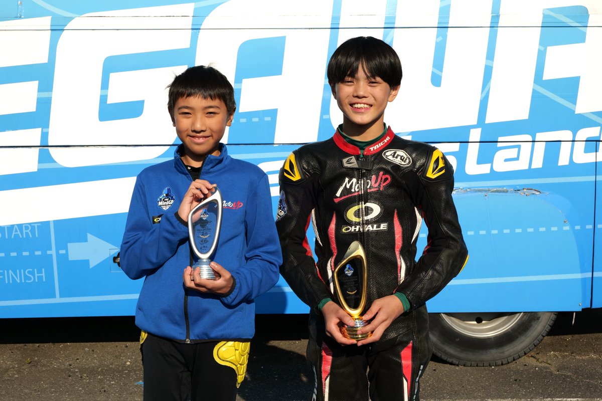 MiniGP_JP's tweet image. 先日ワールドシリーズに向けたトレーニングの合間に吉村選手と蘇選手へ年間トロフィーの授与をいたしました🏆第3位の田中 楓人選手も含め、改めておめでとうございます🎉

吉村選手と蘇選手のお二方はワールドシリーズ日本代表として全力で挑む姿を期待しております🇯🇵

また、MiniGP World Series…