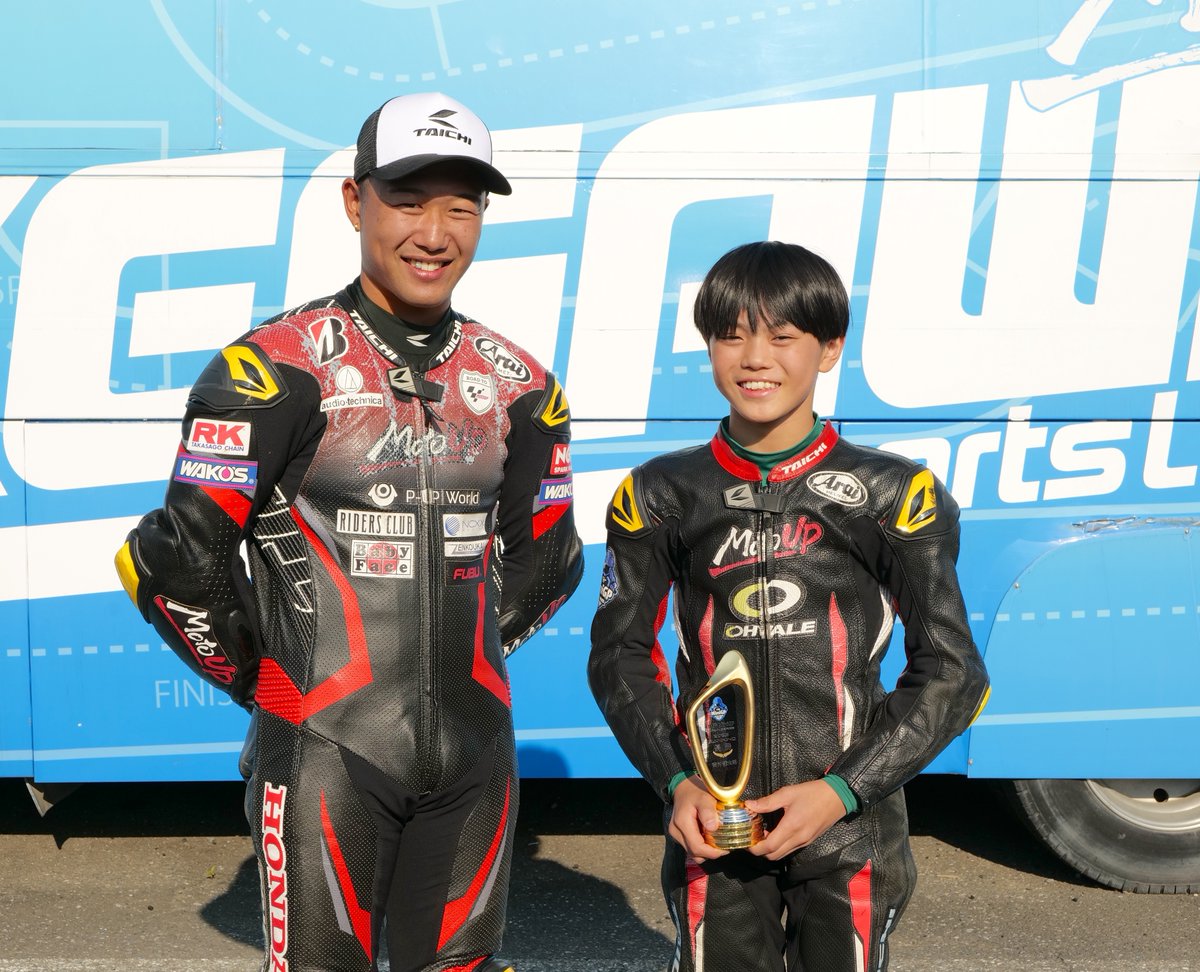 MiniGP_JP's tweet image. 先日ワールドシリーズに向けたトレーニングの合間に吉村選手と蘇選手へ年間トロフィーの授与をいたしました🏆第3位の田中 楓人選手も含め、改めておめでとうございます🎉

吉村選手と蘇選手のお二方はワールドシリーズ日本代表として全力で挑む姿を期待しております🇯🇵

また、MiniGP World Series…