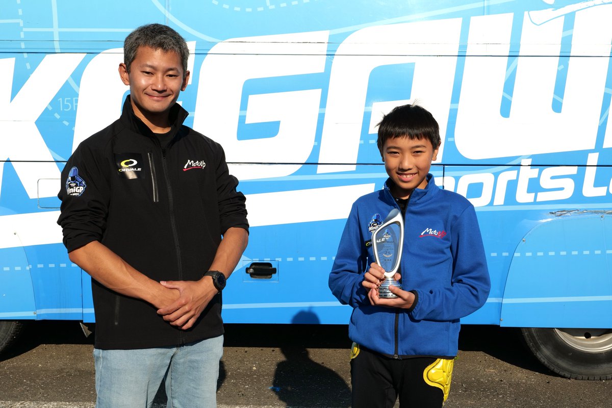 MiniGP_JP's tweet image. 先日ワールドシリーズに向けたトレーニングの合間に吉村選手と蘇選手へ年間トロフィーの授与をいたしました🏆第3位の田中 楓人選手も含め、改めておめでとうございます🎉

吉村選手と蘇選手のお二方はワールドシリーズ日本代表として全力で挑む姿を期待しております🇯🇵

また、MiniGP World Series…