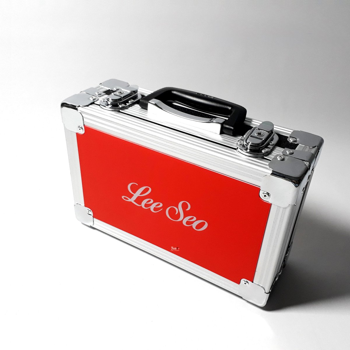 jusT_forleeseo's tweet image. 이서가 성인이 되는 것을 축하하며, 더 행복하고 기쁘게 해주기 위해 핸드 마이크를 선물하기로 결정했습니다.
마이크 스타일은 이서 직접 디자인한 것으로, 마지막으로 이서가 선택한 색상은 빨간색인데, 이 색상은 제가 생각하지 못했던 색상이었습니다 ㅋㅋㅋㅋ 하지만 이서가 좋아하고 행복하다면…