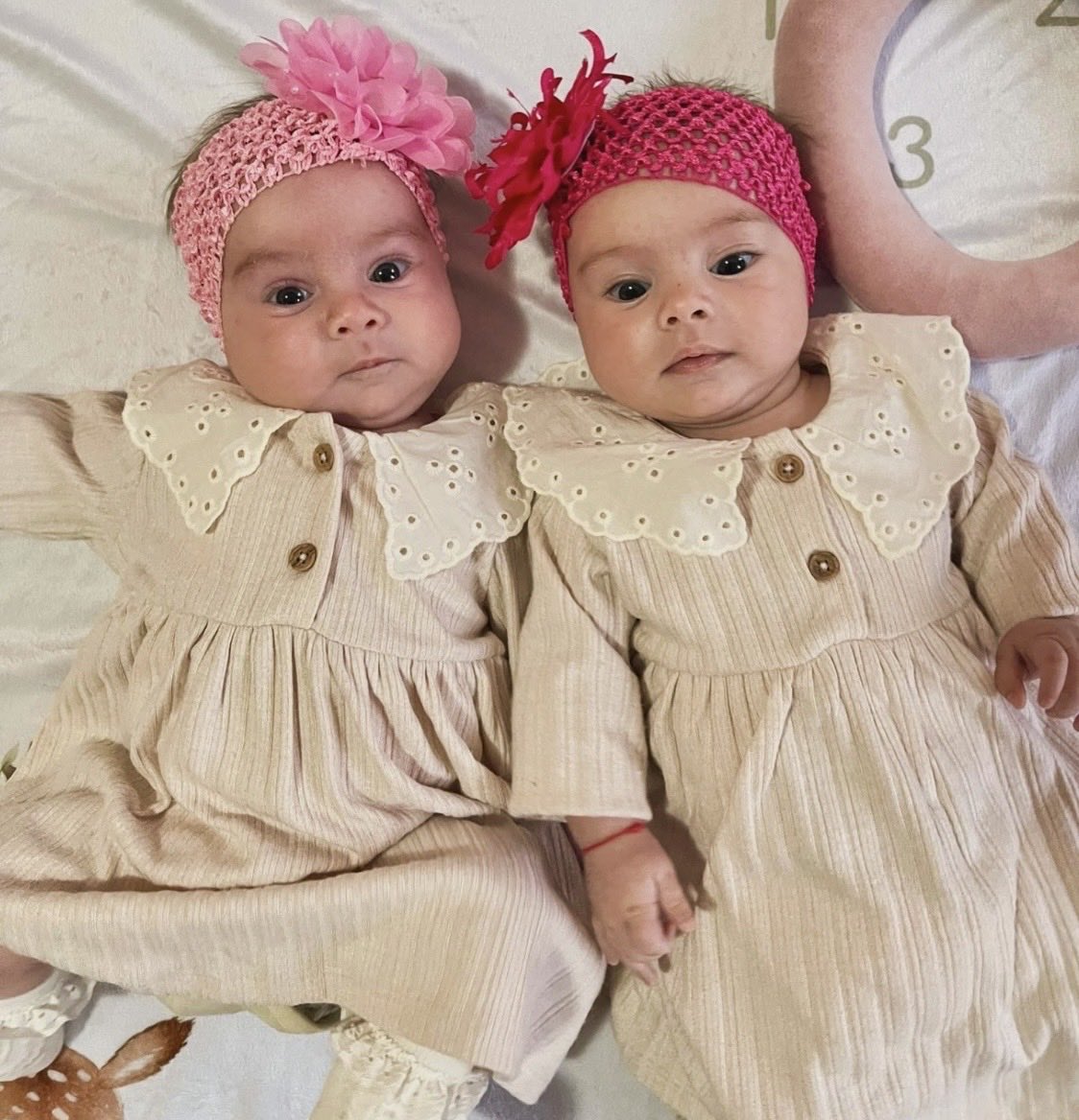 Kažu da čovek ugleda svetlost sveta sam… Mora da je prelepo kada to učini udvoje plus ugleda sebe 🙂. 
Dobri ljudi, da pozdravimo i još dve pobede Života, preslatke Šećerlemice i poželimo da se dugo, dugo sestrinski čuvaju 🤗🤗🤗.