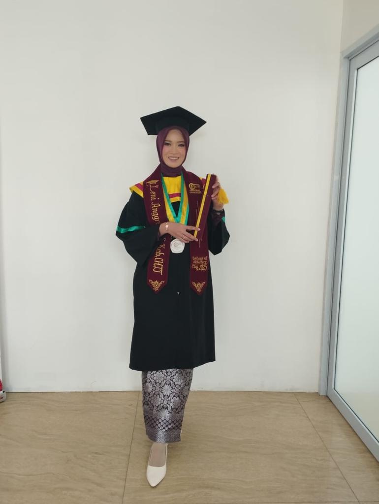 Jumatrisusanto's tweet photo. Happy graduation anakkkkk.
Berkah ilmu nyaa. 🤲🤲 https://t.co/6tAG55qEVu