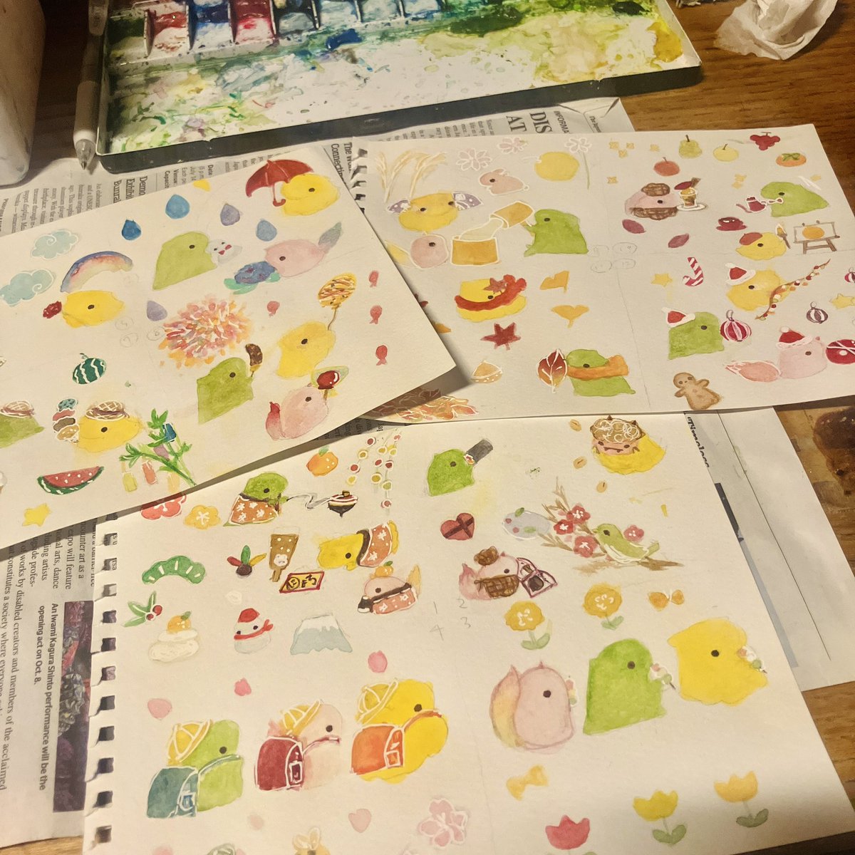 _hinaho_'s tweet photo. じゃーん ପ₍ᐢ｡•༝•｡ᐢ₎ଓ！
カレンダー用の新しい季節の絵たち
描けました🌼

絵の描き込みが前より増えて
ハガキサイズの絵でも、(下描き抜きにしても)6時間以上かかっていたりします‹‹\( • ω •   )/››

#デザフェス62 https://t.co/0DYfBohBqD