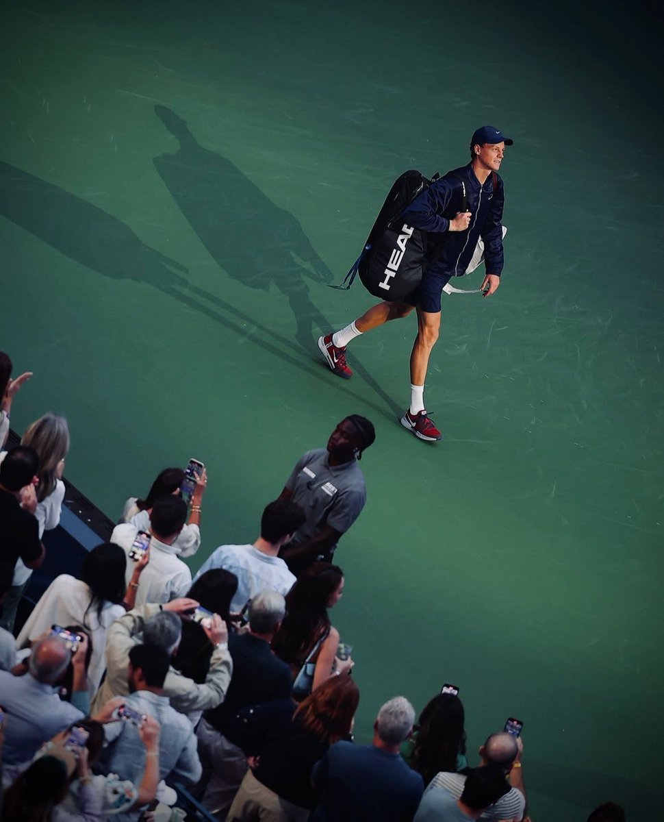 🎙️İtalya'nın 50 km daha güneyinde doğmuş olsaydın, İtalyan olup olmadığın konusunda daha az eleştiri alır mıydın diye düşündün mü hiç?

🗣 Jannik Sinner:
"Bu soruyu nasıl cevaplayacağımı bilmiyorum ama İtalyan olmaktan gurur duyuyorum, Avusturya'da veya başka bir yerde değil,