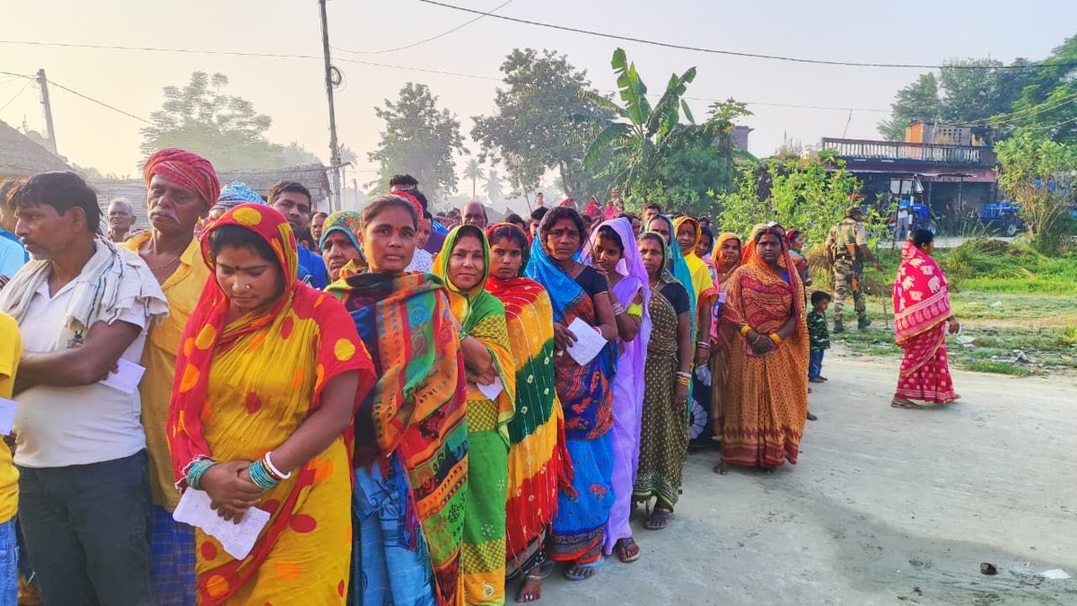 ajeetbharti's tweet photo. सारण से प्रातः 7:15 की फोटो। मोदी-नीतीश को महिलाओं का मत लगभग एकतरफ़ा जाता है। शराबबंदी हो, या अनाज, या सिलिंडर-बिजली-आवास, या स्वरोजगार हेतु लखपति दीदी, मुद्रा लोन… यह पंक्ति बताती है कि बिहार का मत किस के लिए है।
#Vote4ViksitBihar https://t.co/bK3H8gSMuM