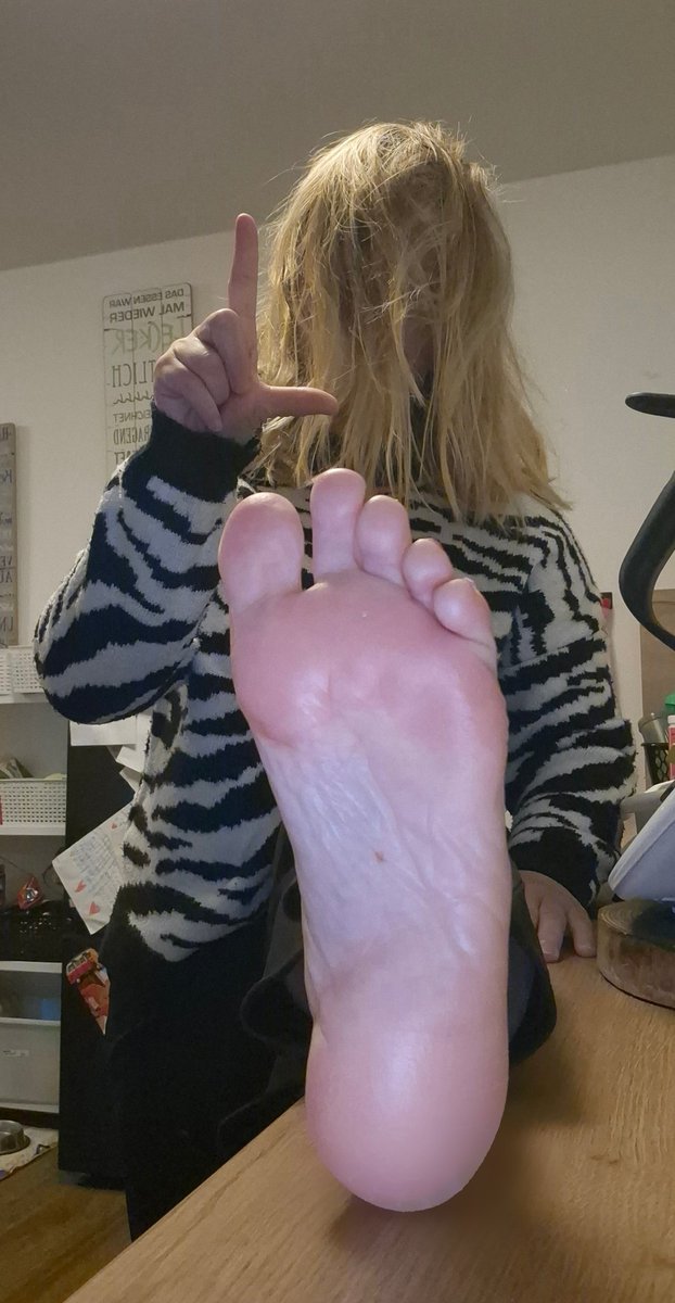 Guten morgen, meine kleinen Ĺøßer!
Wer ist als erster hier und bewundert die Sohle, bevor Ich jetzt die stinkenden Söckchen anziehe? 
<a href="/modelssecret_/">MyFeetish</a>
<a href="/ass_andfeet01/">🍑 ASS + FEET - RT FREE 🔥</a> 
<a href="/FindomPromoHQ/">FindomPromoHQ | RT PROMO</a> 
<a href="/FeetToesSoles/">👣 Feet, Toes & Soles 👣 FINDOM PROMO🔄 (1.6K)</a> 
<a href="/rt_domm/">RT Femdom & Feet models 5.7k</a> 
<a href="/rt_feet/">Feet RT PROMO 💯K</a>