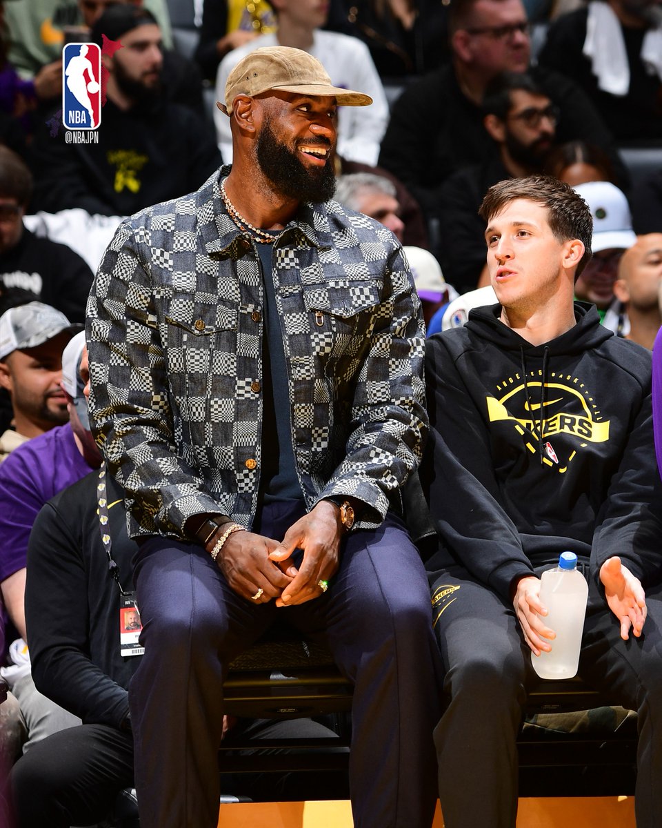 NBAJPN's tweet image. レブロン・ジェームズとオースティン・リーブスが仲良く観戦🤝

#LakeShow @Lakers
#NBAOffCourt #NBAJPN