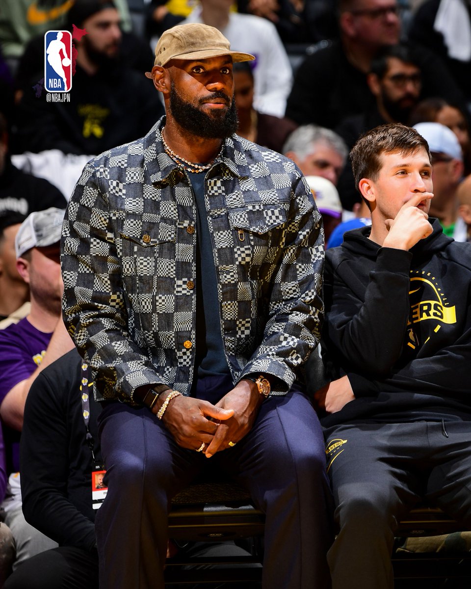 NBAJPN's tweet image. レブロン・ジェームズとオースティン・リーブスが仲良く観戦🤝

#LakeShow @Lakers
#NBAOffCourt #NBAJPN