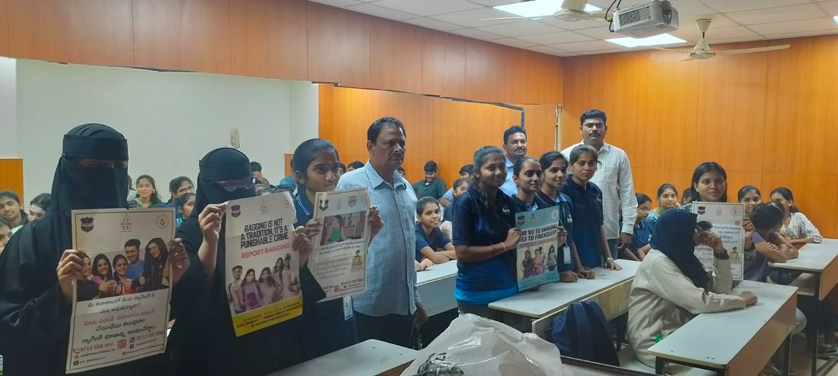 she_teams's tweet photo. Conducted #Awareness programme at #AKASH INSTITUTE #HANAMAKONDA. In which 100 Members of Students were participated. We explained the following topics what is #sheteam, how it Works,how it is useful for them,woman trafficking, Nature of harassment #TSafeApp,Child helplineNo1098.. https://t.co/nfoT4hhlAH