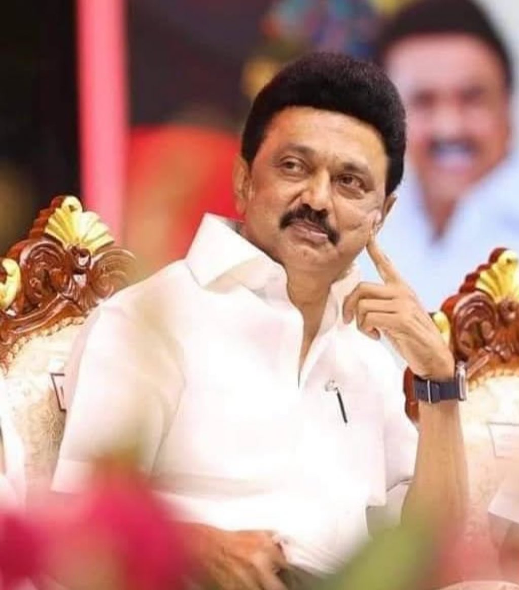 Mr_kodi_2k's tweet photo. ரெண்டு மாசத்துக்கு முன்னாடி முதல்வர் மருத்துமனையில அனுமதிக்கப்பட்டார்..
Anjiogram treatment குடுத்தாங்க.. 
Workload அதிகமா ஆனதுனால உடம்பு சரியில்லாம போயி treatment எடுக்க வேண்டிய சூழ்நிலை ஆயிருச்சு.. அதுக்கப்புறம் ஒரு மாசமாவது rest ல இருந்துருக்கணும்.. ஆனால் ஒரே வாரத்துல வேலைக்கு வந்துட்டாரு...
ஐயோ தலைவர் இளைச்சுட்டார் 🥹,,,
அயோ தலைவா ரொம்ப stress எடுத்துக்காதீங்க 🥹...
நல்லா தூங்குங்க, ஒழுங்கா சாப்புடுங்க 😢😢...
இப்புடிலாம் Victim card குடுத்து கட்சிகாரங்க பாசத்த பொழிஞ்சும் பாக்கல...
.
ஏனா பொது ஜனம் அதெல்லாம் பாக்காது..
ஓட்டு போட்டு ஜெயிக்க வச்சுருக்கேன்.. வேல பாத்துதான் ஆகணும்.....அத தான் மக்கள் எதிர்பாப்பாங்க..
அது அவருக்கும் நல்லாவே தெரியும்..
அரசியல் ங்கிறது 9 to 5 job இல்ல.. அது 24*7 job....
..
தேர்தல் நெருக்கிருச்சு கட்சியிலயும், ஆட்சியிலயும் வேலை பல மடங்கு அதிகமாக்கும்.. தேர்தல் பொறுப்பாளர்கள் நியமிக்கணும், SIR கொண்டு வரப்போறாங்க அதுக்கு ஏத்த மாதிரி கட்சியை ரெடி பண்ணனும், உட்கட்சி பிரச்சனனையை சரி பண்ணணும், 
மக்கள சந்திக்கணும், கட்சிகாரன சந்திக்கணும், ஒவ்வொரு மாவட்டமா போயி ஆய்வு பண்ணனும்.....இதுபோக ஒன்றிய பாஜக திமுகவுக்கு எதிராக செய்யவிருக்கும் திட்டங்களை முன் நின்று சமாளிக்கணும்...
 இதெல்லாம் பிசிறு தட்டாம கவனமா செஞ்சுகிட்டு வராரு முதல்வர் மு க ஸ்டாலின்...
..
அவருக்கு எதிரியா வரணும்னா அவர் அளவுக்கு உழைக்கணும்...
Unfortunately இங்க ஒரே ஒரு ஸ்டாலின் தான் இருக்காரு.....
...
பிகு : so called எதிரிகள் எவ்ளோ provoke பண்ற மாதிரி பேசுனாலும் அவரு calm, composed, matured leader ஆக இருப்பதால் அதையெல்லாம் தெருவில் போற எதையோ போலத்தான் பார்க்கிறார்...
