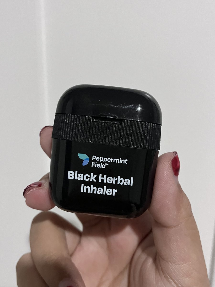 hbker07's tweet photo. หงส์ไทยมีดราม่าไรไม่รู้เยอะแยะเลย ใครอยากเปลี่ยนยาดม หันมาสนใจ peppermint field ได้นะะะะะ อันนี้โนสปอนเลย แต่อยากแนะนำรุ่นแอร์พอดมาก กุเรียกงี้ มันเหมือนอะ555555555 แต่มันหอมมากๆ มันกลิ่นดี กลิ่นสมุนไพรเลย คือแบบเปิดดมในห้องแอร์ ห้องหอมอะคิดดู สดชื่นมากกกกก รักมากๆๆๆๆจริงๆ ซื้อๆๆ https://t.co/UFj6mHgmrz