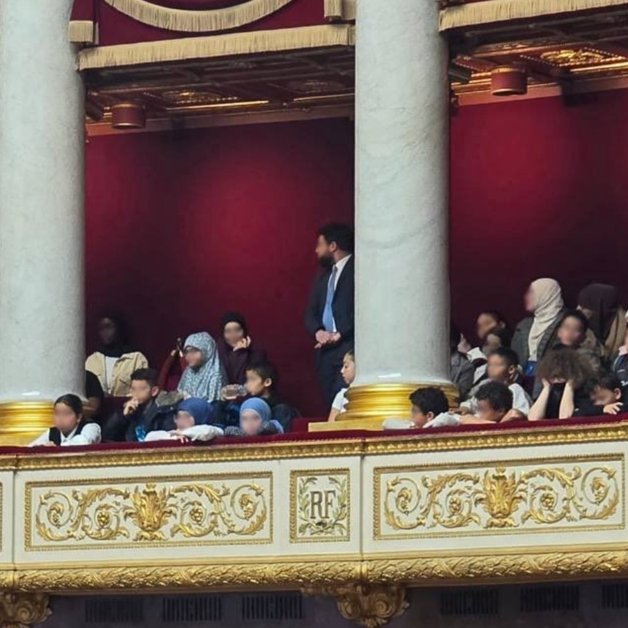 Lorsqu'on invite des enfant à l'Assemblée nationale pour assister aux débats c'est bien; lorsqu'on y voit des gamines voilées ça devient problématique.
C'est même honteux et que les ardents défenseurs du voile la ferment.
En effet, je vois fort mal des enfants demander à porter