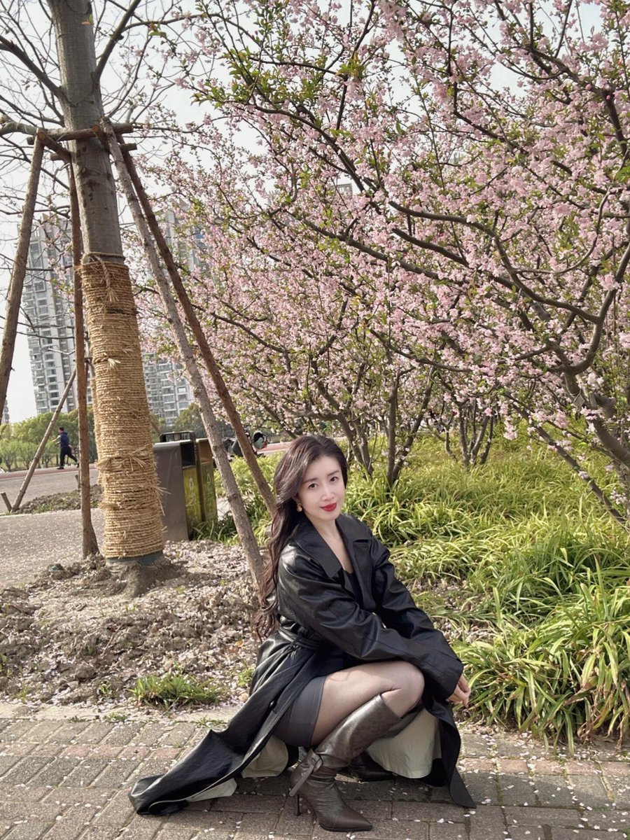 HuiFmoM's tweet photo. 哎呀，在公园散步时不小心踩到泥巴，黑丝上沾了点小污渍……40岁的阿姨我，离婚后更不介意这些小意外，它让我看起来更真实、更撩人。你呢？帅哥，要不要帮我轻轻擦拭？
#慧芳媽咪 #少婦 #阿姨 #大齡單身 #互关 https://t.co/Q7nq0oZCVX