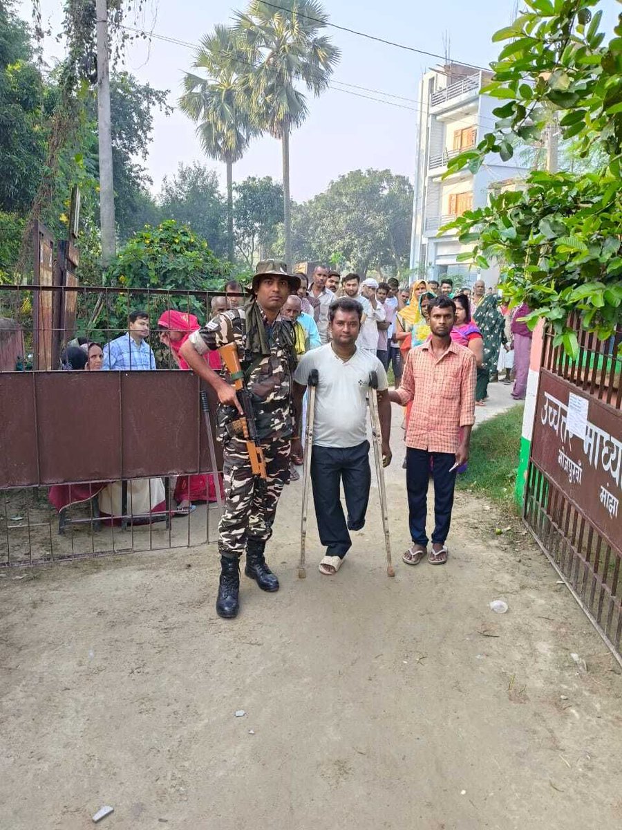 Dist_Gopalganj's tweet photo. गोपालगंज जिले में दिव्यांग एवं 85 प्लस मतदाताओं में मतदान को लेकर अपार उत्साह। वॉलेंटियर एवं CAPF के जवान की मदद से शांतिपूर्ण मतदान जारी है। मतदाताओं की सुविधा के लिए सभी मतदान केन्द्र भवनों पर व्हील चेयर की सुविधा प्रदान की गई है।
#CEOBihar #ECISVEEP https://t.co/bwvttINz7h