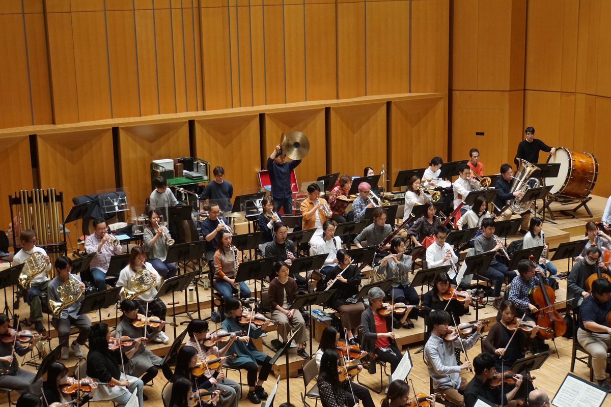 TokyoCityPhil's tweet photo. #トゥーランガリラ交響曲 は数種類の打楽器をはじめ、ジュ・ドゥ・タンブルやチェレスタ、ヴィブラフォンといった様々な楽器が使用され大編成で演奏されます🎆

全10楽章からなるこの大曲から発せられる極彩色の音楽がホールに響いています✨

メシアンならではの独特な音色を会場でお楽しみください💫 https://t.co/VqTOLTqC6c