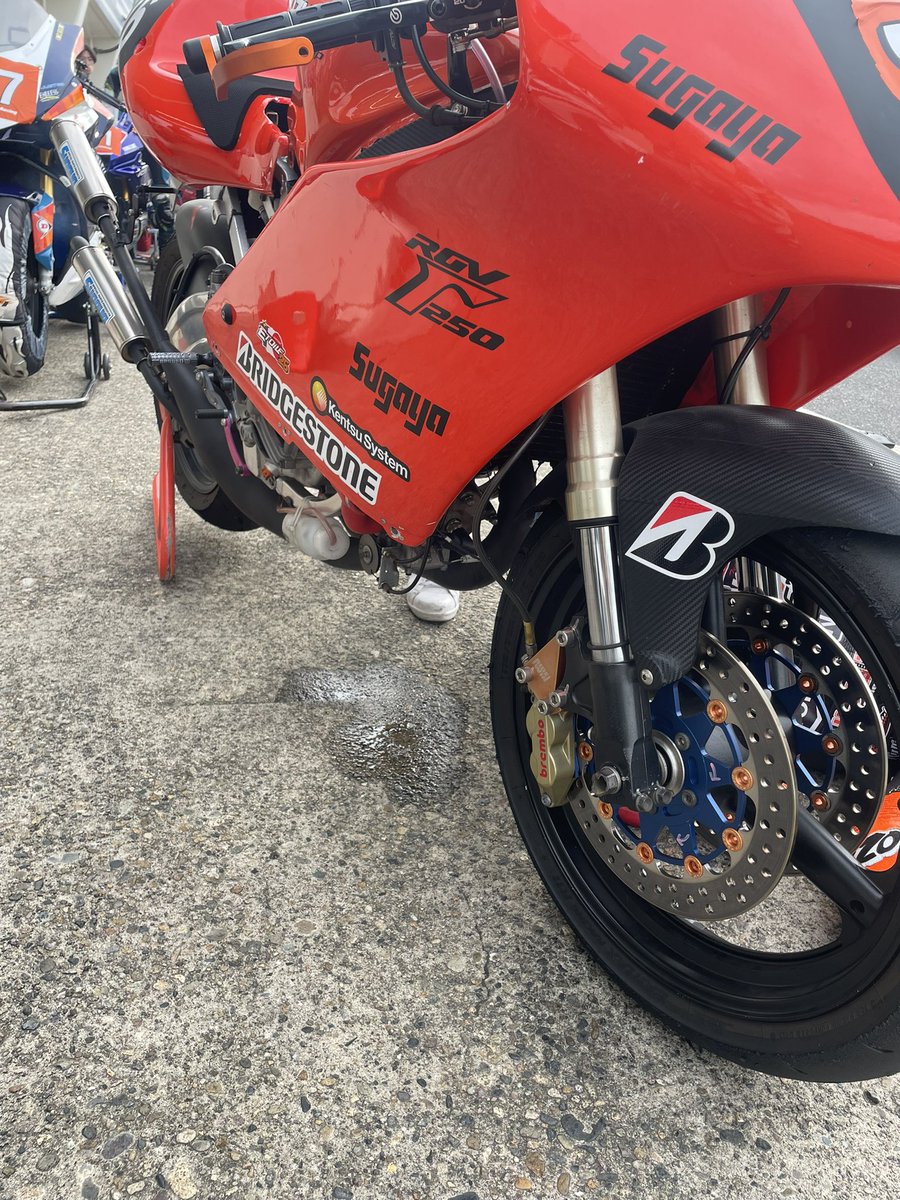 あのスガヤVΓに乗せてもらえる予定が、ガスケットが吹き抜けて中止。
転けたらどうしようかドキドキだったので
乗りたかった半分、半分はホッとしてる😅

タンクの色が違うのは、我が社で塗ったストリート用をとりあえず付けてるから。

#NITRORACING #スガヤ　#RGV250Γ