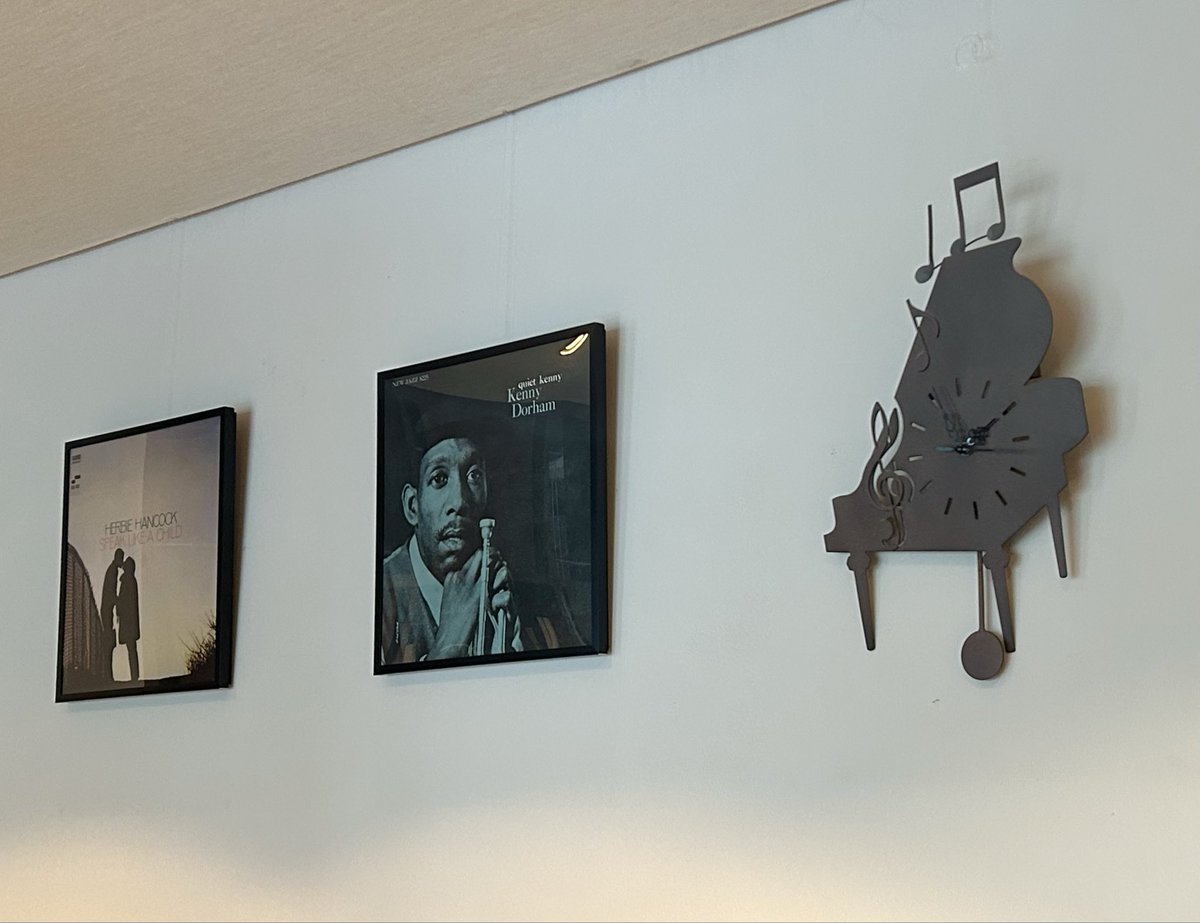 sasukejazz0033's tweet photo. 「JAZZ Olympus!」復活！
「Basie」菅原正二氏の筆による看板も甦る。JBL-Olympusなどの機器やレコードを一から買い揃え、初代オーナーのご子息が継承。THORENS-TD226やLINN-LP12のターンテーブルも見える。大音量のジャズと赤いチキンカレーの嬉しい復活です♬
#JazzOlympus  #ジャズ喫茶 https://t.co/apF39TVdnN