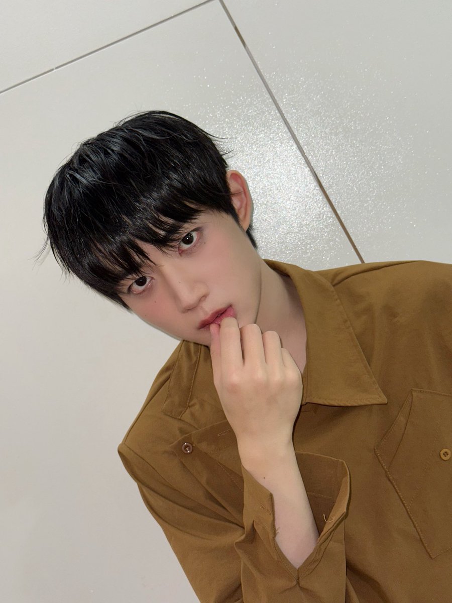 TPST_twt's tweet photo. [#형섭] 찌릿🤨 https://t.co/QyCupZIbA0