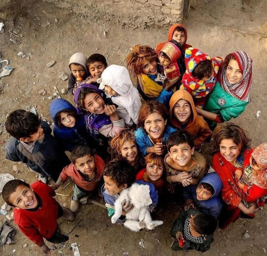 Yüreği çocuk, 
rengi çiçek.
Kıblesi vicdan olan, 
ideolojisi sevgi olan..

Ülkesi dünya, 
ufku evren olan..
Nefreti savaş, 
sevgisi barış..
Irkı insan olan, 
tüm canlıları kayıran..
İnsan olan herkese Merhaba...

Yaşar Kemal

Rojbaş ☕️