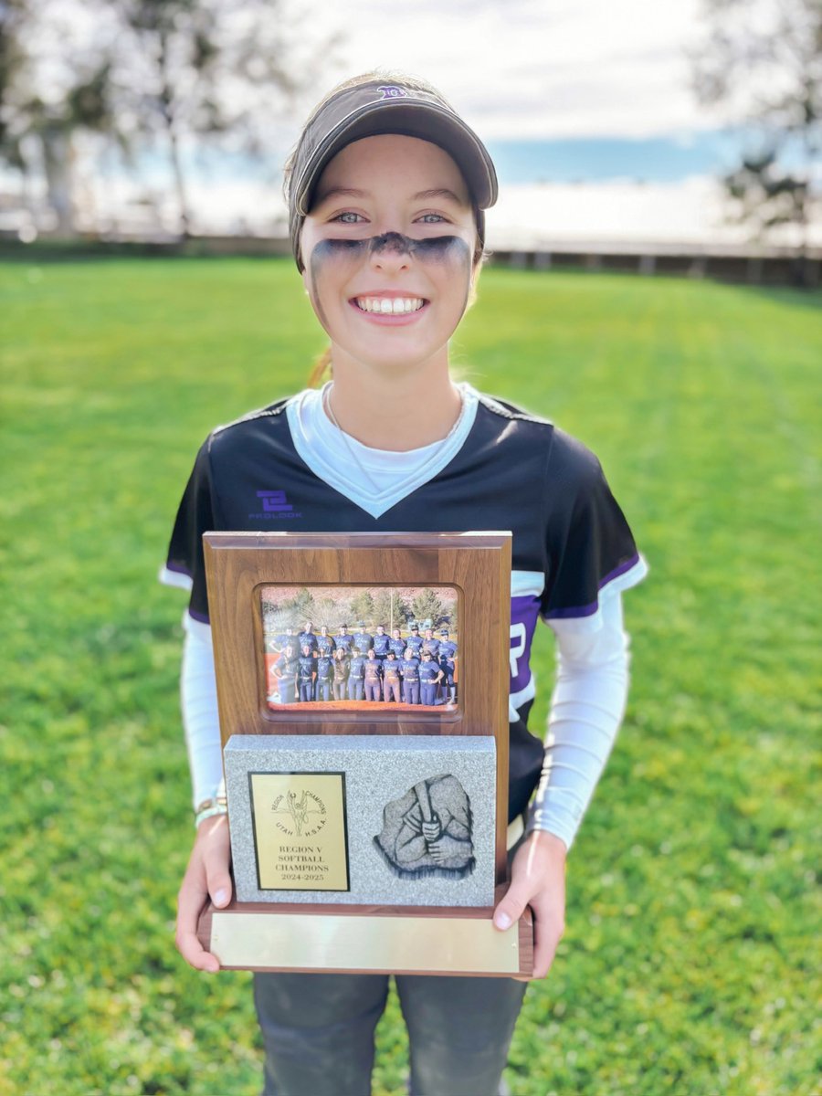 izibelmason's tweet image. 88 days after tearing my ACL, we became @UHSAAinfo Region V Champions. 🎉🙌🏻🏆💟 
Playing through it wasn’t easy, but missing this moment with my favorite people would’ve been harder—so worth it all!! 💜🤍🖤

#onlyneeded1 #BuiltDifferent 
#shortstop #classof2027