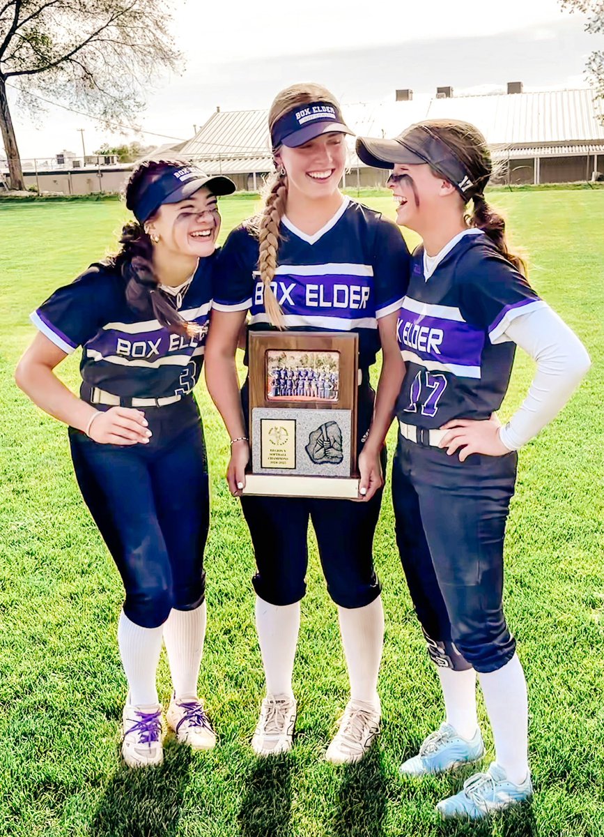 izibelmason's tweet image. 88 days after tearing my ACL, we became @UHSAAinfo Region V Champions. 🎉🙌🏻🏆💟 
Playing through it wasn’t easy, but missing this moment with my favorite people would’ve been harder—so worth it all!! 💜🤍🖤

#onlyneeded1 #BuiltDifferent 
#shortstop #classof2027