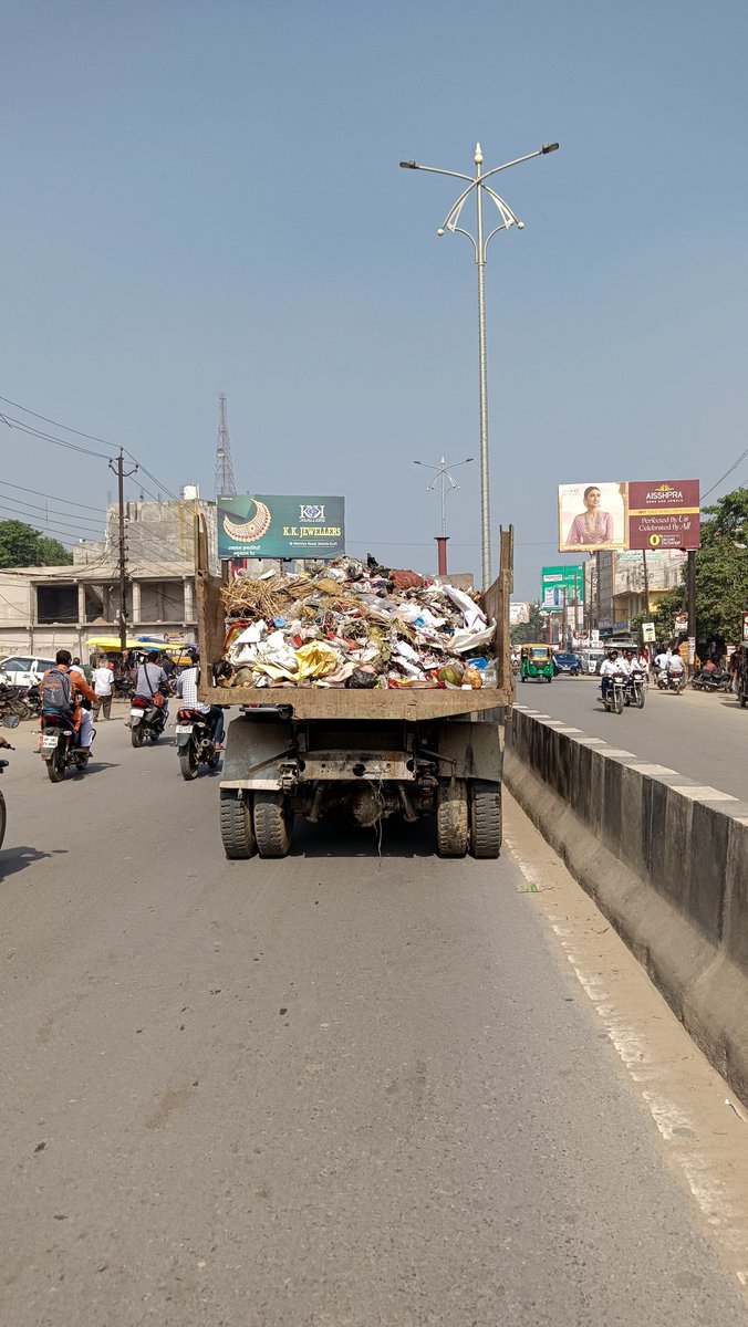 खुले में कचरा ले जाता,स्वच्छता अभियान को धता बताता यह नज़ारा देवरिया शहर के गोरखपुर रोड का है। खुले में कचरा ले जाने से न सिर्फ़ सड़क पर गंदगी फैलने का खतरा है बल्कि शहर की स्वच्छता छवि पर भी सवाल उठ रहे हैं।<a href="/Nagrajmanjule/">Nagraj Popatrao Manjule</a> को इस पर तुरंत संज्ञान लेना चाहिए।  #pollution
#deoria