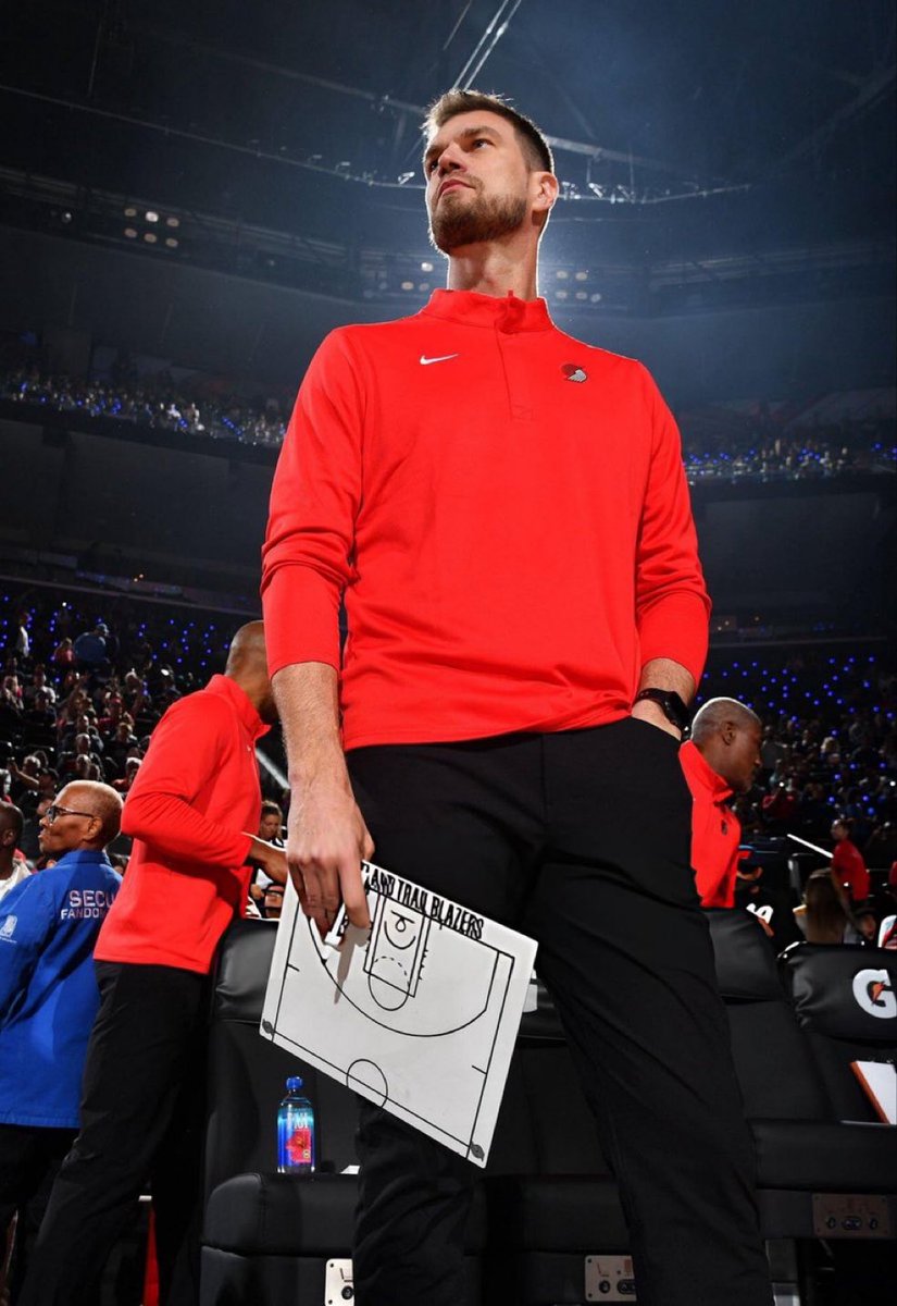 PROFESSOR TIAGO SPLITTER:

- VENCEU O WARRIORS
- VENCEU O LAKERS
- VENCEU O NUGGETS
- VENCEU O THUNDER, QUE ESTAVA INVICTO E É O CAMPEÃO

UM TÉCNICO BRASILEIRO ESTÁ DANDO SHOW NA NBA!

ELE DEU NOVA VIDA AO PORTLAND TRAIL BLAZERS!

🇧🇷🇧🇷🇧🇷🇧🇷🇧🇷🇧🇷🇧🇷