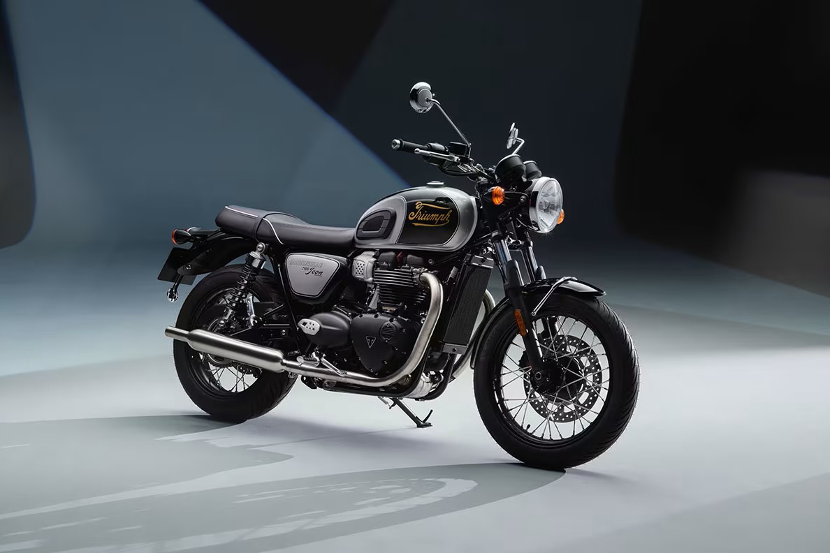 triumphkyoto's tweet photo. こんにちは、トライアンフ京都です！

2026年モデルも発表され、Icon Editionは生産終了に😭
トライアンフ京都ではT100、T120、スクランブラー900の3車種店頭にありますので、来店された時は是非見比べてみてください👀✨

#Triumph #IconEdition #TriumphKyoto #限定車 | https://t.co/XrqjMQyfGg