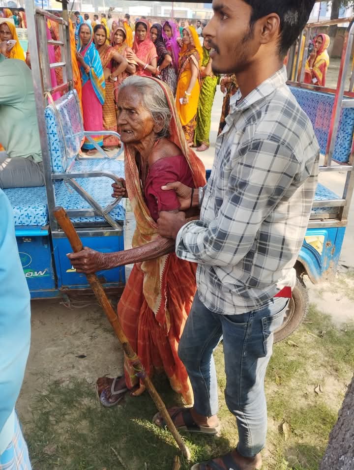 मिल रही पेंशन, खत्म हुई टेंशन। 
इसलिए पहले मतदान, फिर जलपान।