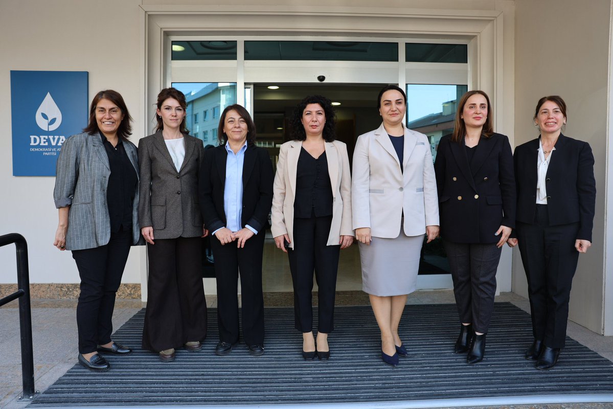 DEM Parti Kadın Meclisi Sözcüsü ve Diyarbakır Milletvekili Halide Türkoğlu, MYK ve Kadın Koordinasyonu Üyesi Canan Çalağan ve  Fatma Koçyiğit’i ağırladık.
Kadın hakları, eşit temsil ve siyasette dayanışmanın güçlendirilmesi üzerine verimli bir görüşme gerçekleştirdik.