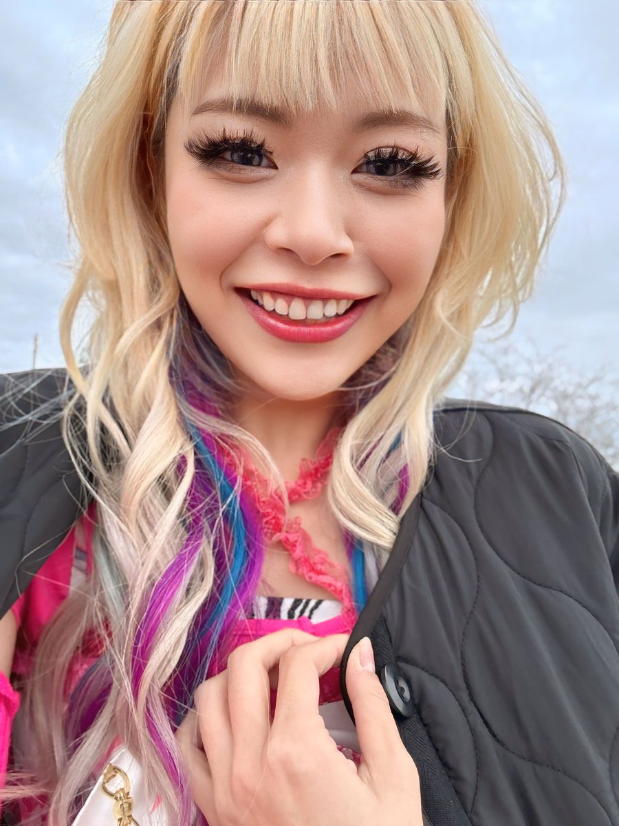 hzkzkzh's tweet photo. 今日有吉の壁で先輩方がWおめでとうっていっぱい言ってくださって嬉しかった(;_;)💖
私半袖界隈なので（？）寒がっていたらかやさんがこれ着る？って上着貸そうとしてくれて
うわーん😭などと言っていたその時、イワクラさんが何も言わずに
かけてくれた😭イケメン多すぎ😭😭大好き有吉の壁😭😭😭😭😭 https://t.co/GM6ttHd1bI