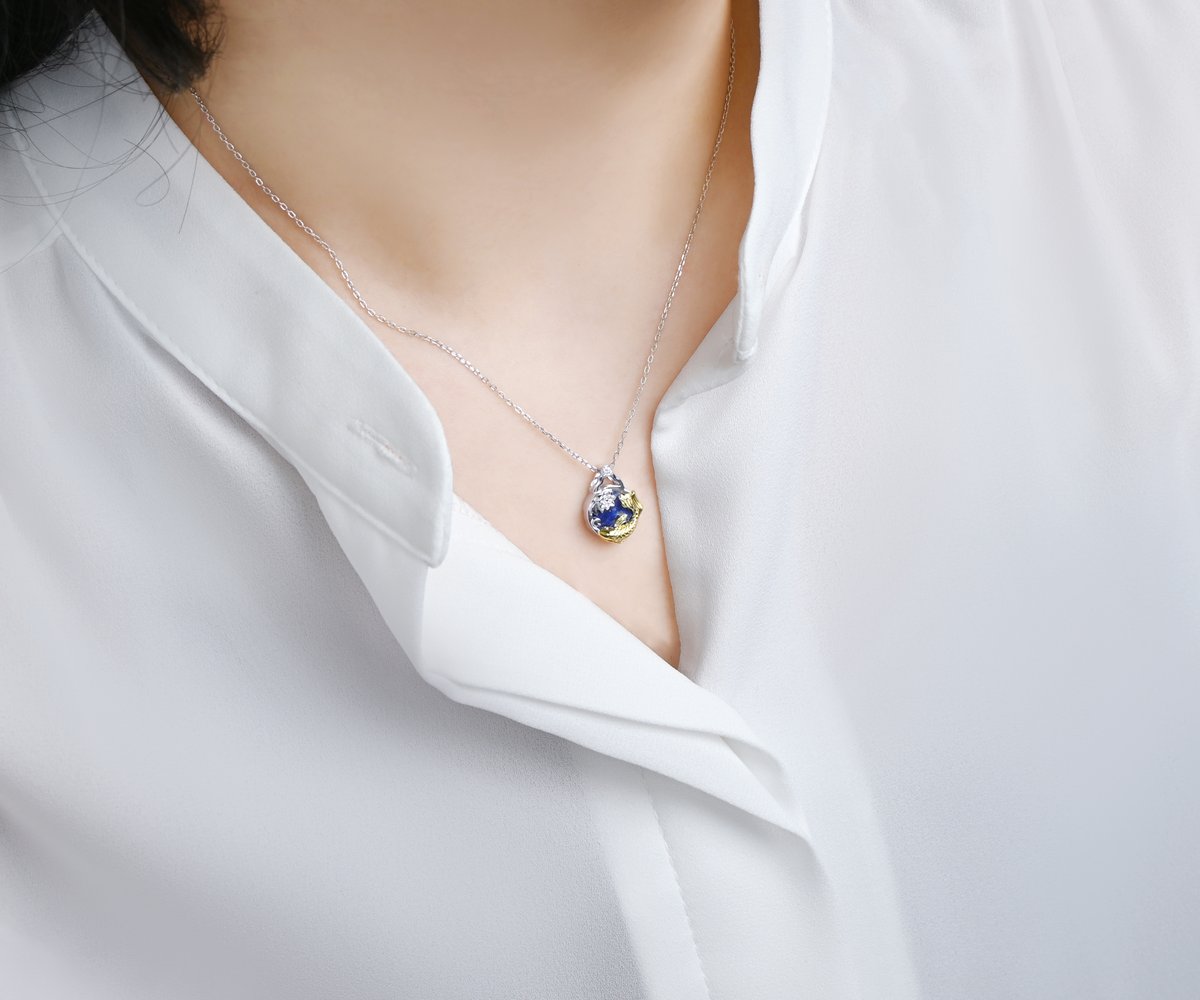 Eeleg_Jewelry's tweet photo. #rt이벤트 #팔로우이벤트
rt + 팔로우 한분께 원하시는 목걸이 선물로 드려요!

밤하늘이 담긴 동양화, [연못 목걸이]🪷
텀블벅에 공개예정으로 업로드 됐습니다!

동양화 풍의 연못과 밤하늘이 담긴 청금석의 만남이 담긴 목걸이 구경하러 오세요!😊😊
https://t.co/eF9IqC8jcg #텀블벅 https://t.co/DQrU284PAm