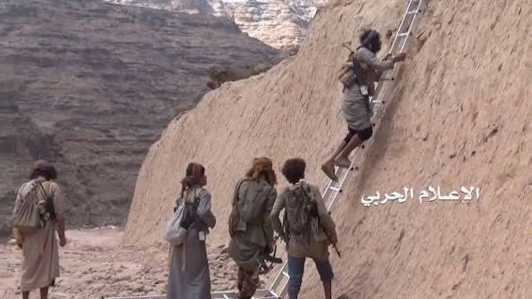 ابطال اليمن عندما تسلقوا السلالم لاقتحام ثكنة سعودية ووجدوهم اموات بسبب الخوف