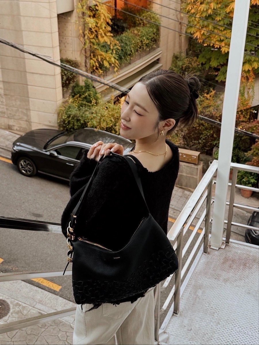 TIFFANY_stagram's tweet photo. [2025.11.06][INSTAGRAM CAROUSEL] tiffanyyoungofficial : 블랙에 골드 메탈 디테일을 더한, 테스토니의 욜리36 백과 함께한 가을의 순간들 🍂🍁🧶

#testoni #테스토니 #Jole36 #욜리36 #광고

https://t.co/8S6ZfWdqQl (1)
#TiffanyYoung #티파니 #티파니영 #소녀시대 https://t.co/oFbheHbj86