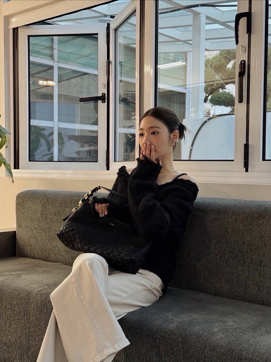 TIFFANY_stagram's tweet photo. [2025.11.06][INSTAGRAM CAROUSEL] tiffanyyoungofficial : 블랙에 골드 메탈 디테일을 더한, 테스토니의 욜리36 백과 함께한 가을의 순간들 🍂🍁🧶

#testoni #테스토니 #Jole36 #욜리36 #광고
https://t.co/8S6ZfWdqQl (2)
#TiffanyYoung #티파니 #티파니영 #소녀시대 https://t.co/d2SPQ7UJSo