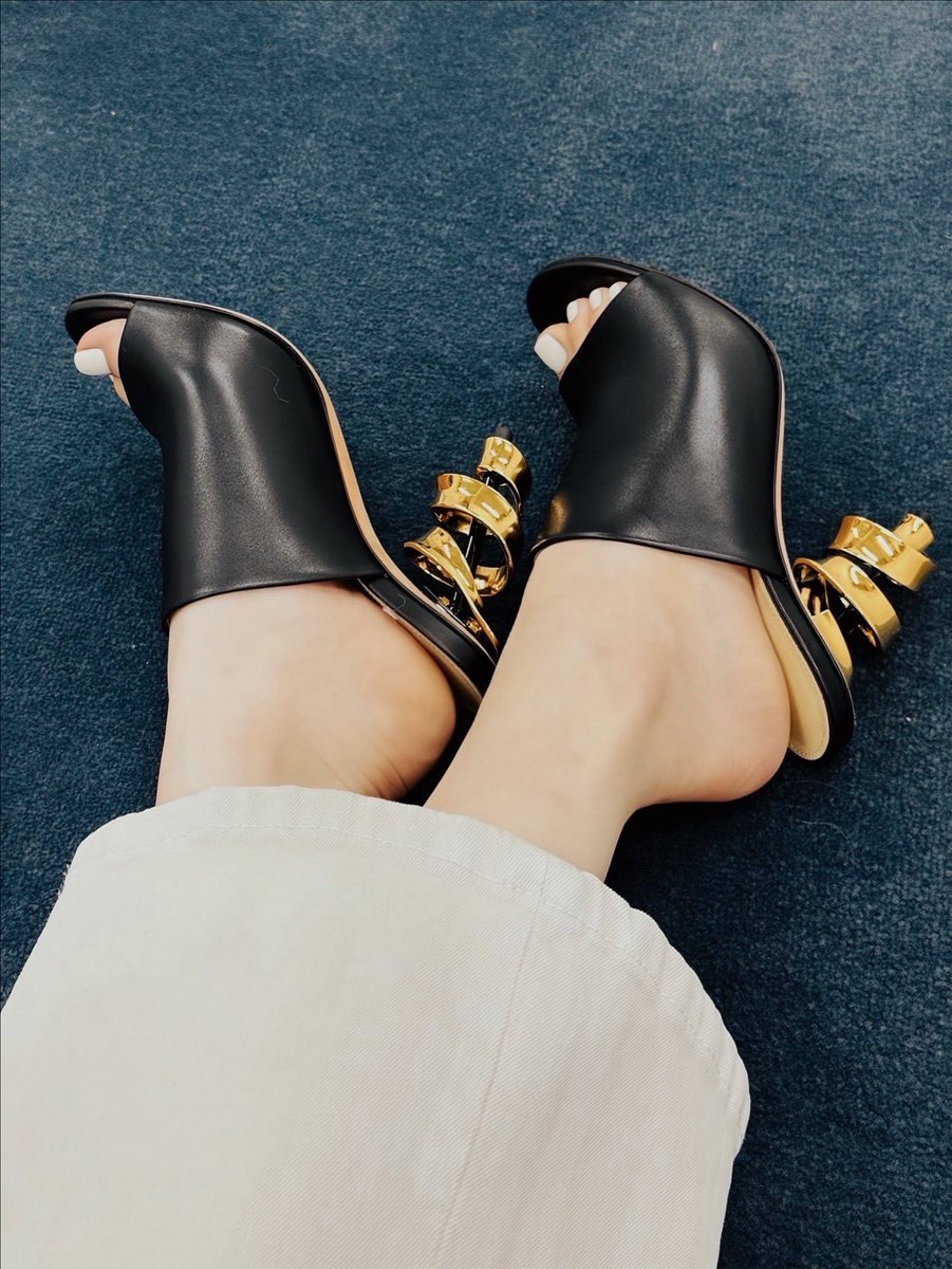 TIFFANY_stagram's tweet photo. [2025.11.06][INSTAGRAM CAROUSEL] tiffanyyoungofficial : 블랙에 골드 메탈 디테일을 더한, 테스토니의 욜리36 백과 함께한 가을의 순간들 🍂🍁🧶

#testoni #테스토니 #Jole36 #욜리36 #광고
https://t.co/8S6ZfWdqQl (3)
#TiffanyYoung #티파니 #티파니영 #소녀시대 https://t.co/K9N4KzZTz5