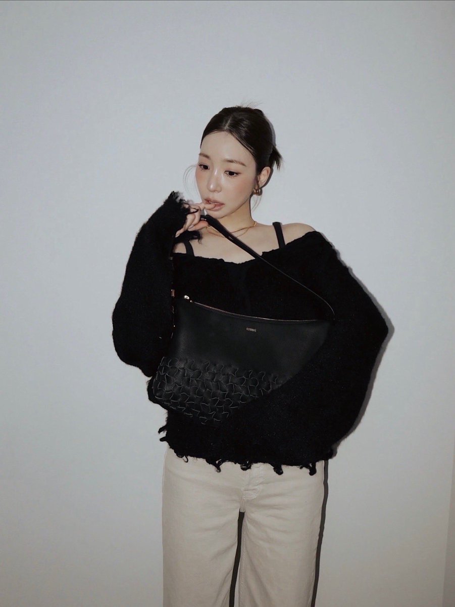 TIFFANY_stagram's tweet photo. [2025.11.06][INSTAGRAM CAROUSEL] tiffanyyoungofficial : 블랙에 골드 메탈 디테일을 더한, 테스토니의 욜리36 백과 함께한 가을의 순간들 🍂🍁🧶

#testoni #테스토니 #Jole36 #욜리36 #광고
https://t.co/8S6ZfWdqQl (3)
#TiffanyYoung #티파니 #티파니영 #소녀시대 https://t.co/K9N4KzZTz5