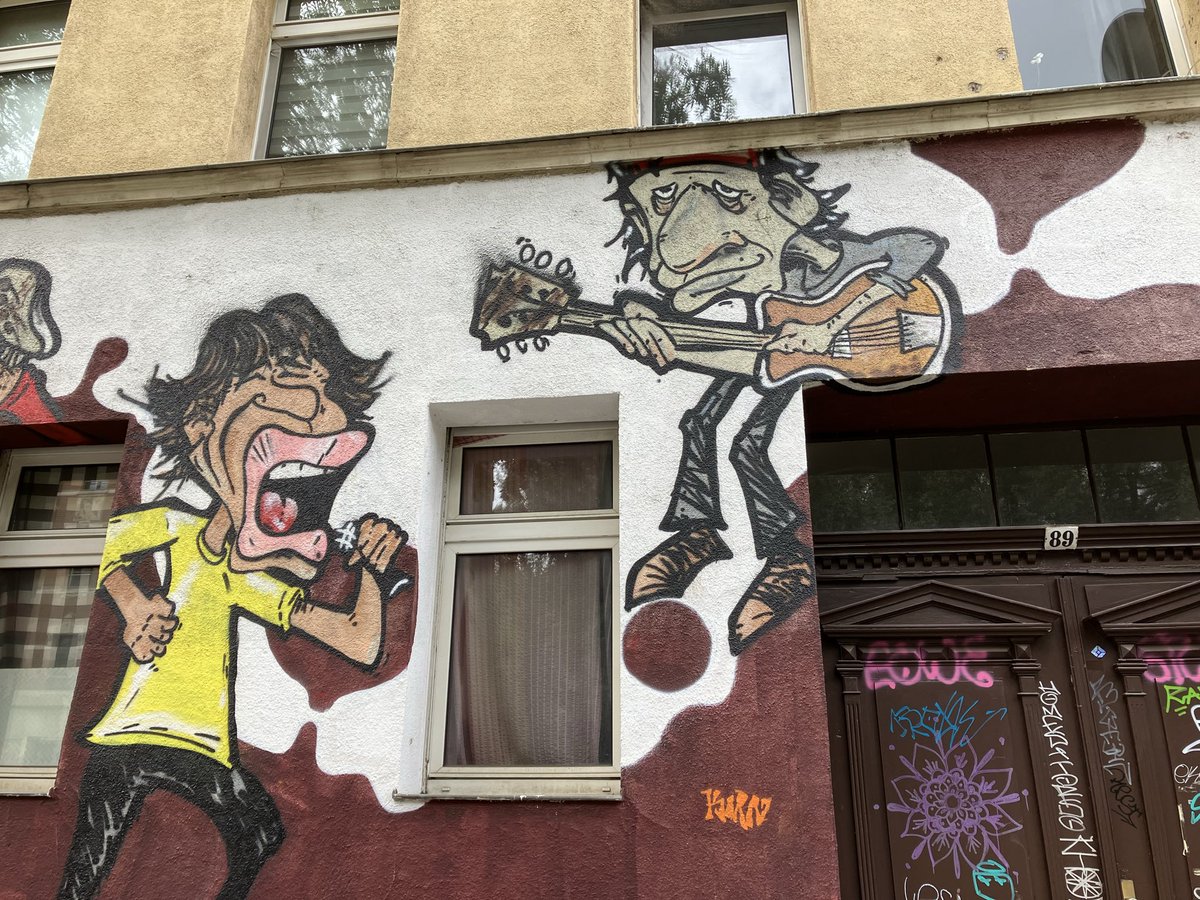 Guten Morgen, Welt!
Es gibt nicht viel Fassadenkunst, die nicht sofort mit anderen Dingen übersprüht wird. Diese gehört dazu. Oft frage ich mich, wie viele wissen, wer da abgebildet ist 😂
Habt alle einen wunderschönen Tag 😘😘😘