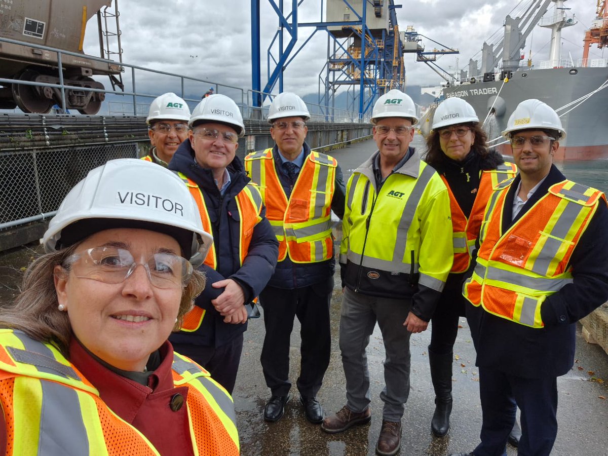 🚢 As part of the expansion of #Chile #Ports, Consul General Allan Najum received a delegation <a href="/elpuertodechile/">Puerto San Antonio</a> <a href="/PortValparaiso/">Puerto Valparaíso</a> <a href="/InvestChile/">InvestChile</a> at <a href="/PortVancouver/">Port of Vancouver</a>, #Canada 1⃣ &amp; largest Port for promoting collaborative projects on #efficiency #environment #security 

🇨🇱🤝🇨🇦
