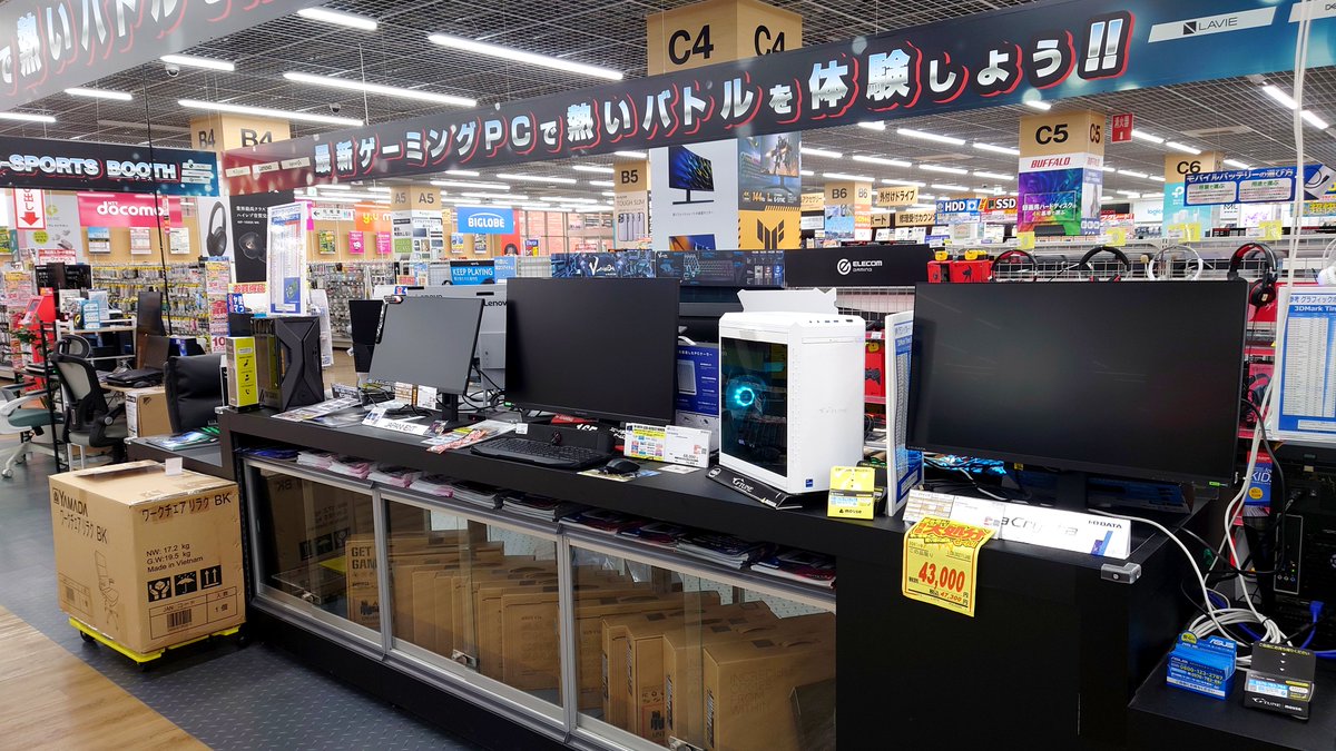 1Fの #ゲーミングPC コーナーにあるゲーミングPC 沢山の商品に囲まれ