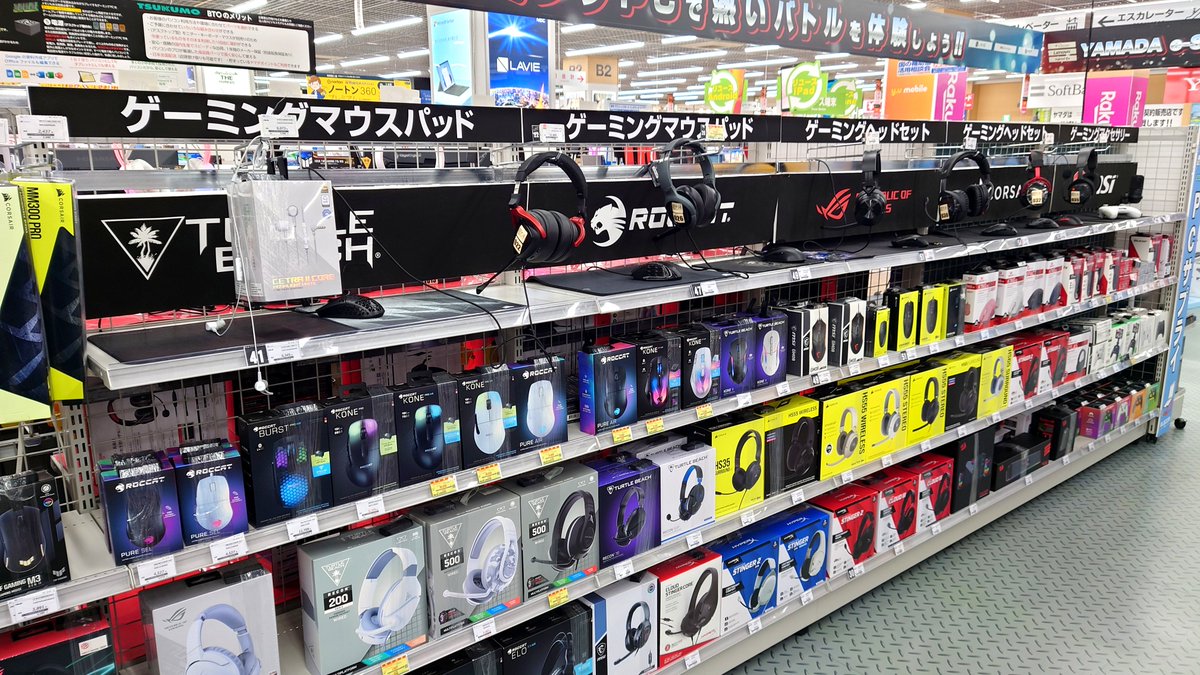 1Fの #ゲーミングPC コーナーにあるゲーミングPC 沢山の商品に囲まれ