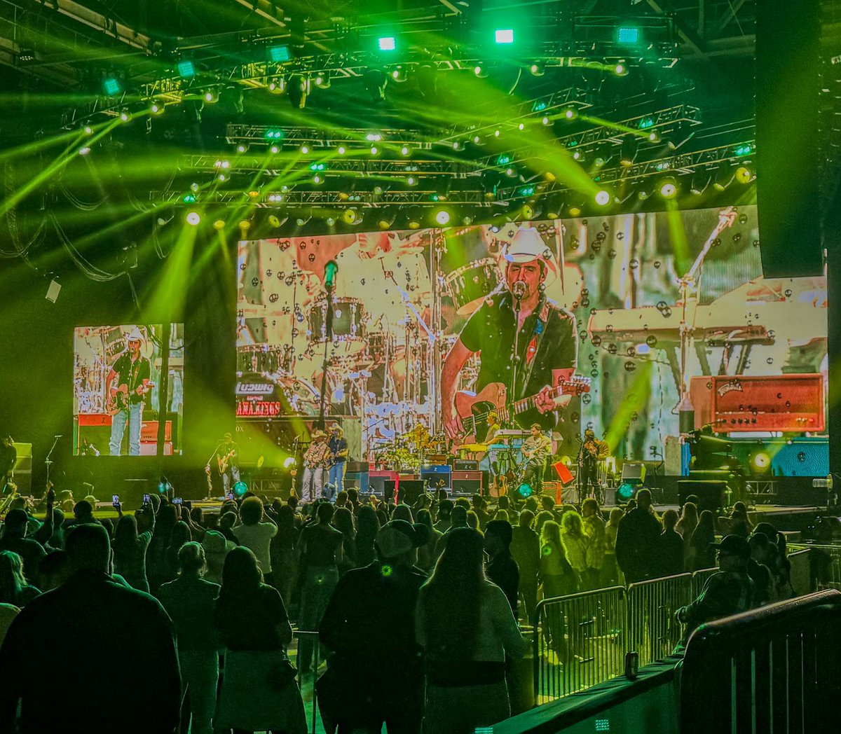 RheaCHayes's tweet photo. @BradPaisley on a Tuesday night - all those amazing guitars 🤩
🎸🤠🎸 https://t.co/iuhsrjJh3W