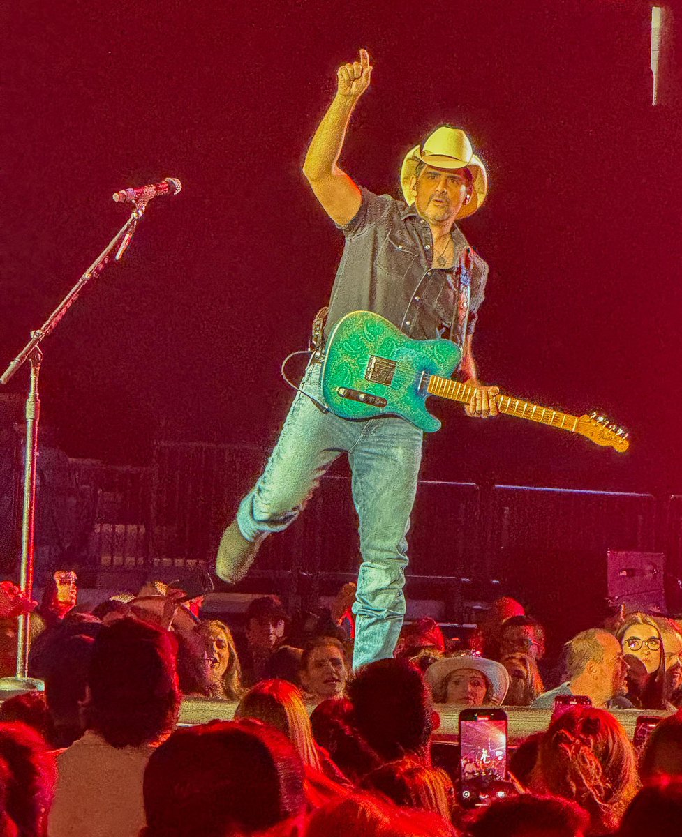 RheaCHayes's tweet photo. @BradPaisley on a Tuesday night - all those amazing guitars 🤩
🎸🤠🎸 https://t.co/iuhsrjJh3W